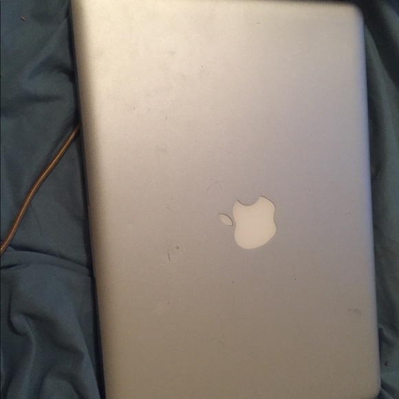 MacBook Pro 2011 - Picture 2 of 3
